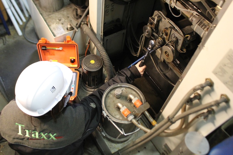 operator during a torque audit to fix a bolt issue