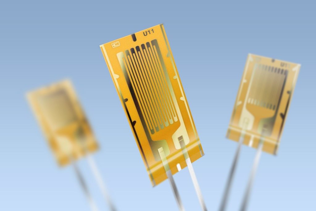 three strain gauges for bolt elongation measurement