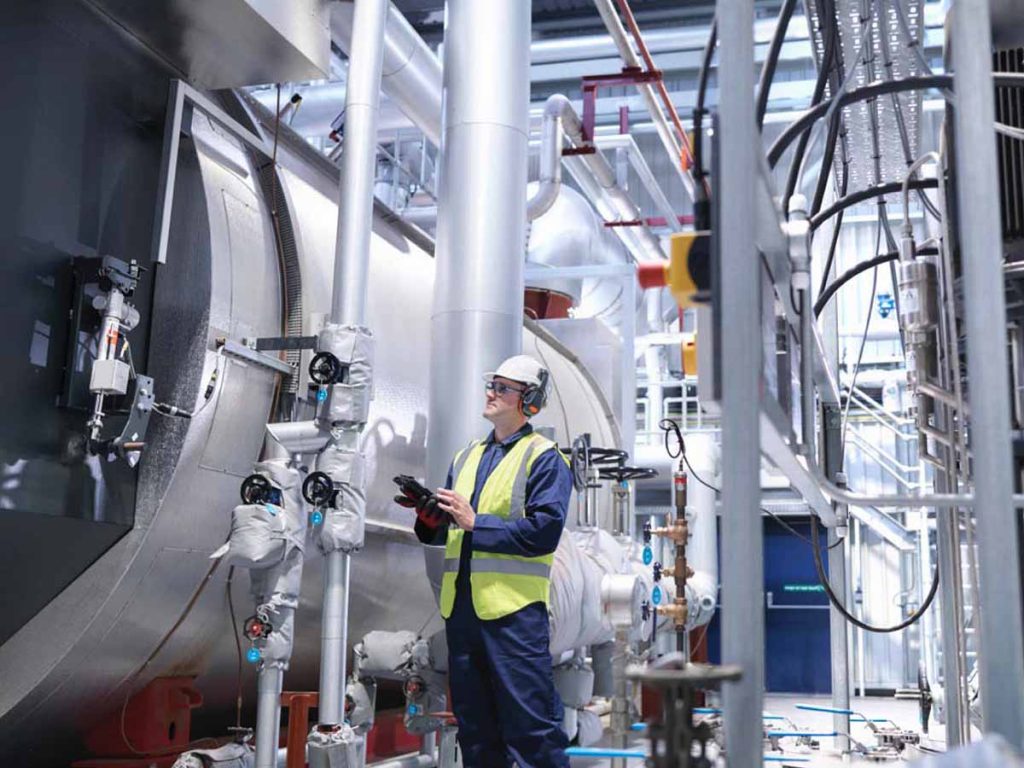 Operador recogiendo datos de apriete para mantenimiento preventivo en una máquina.