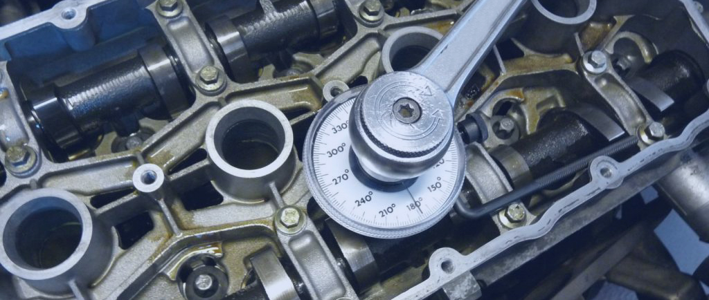 Llave de apriete angular para el apriete de un motor